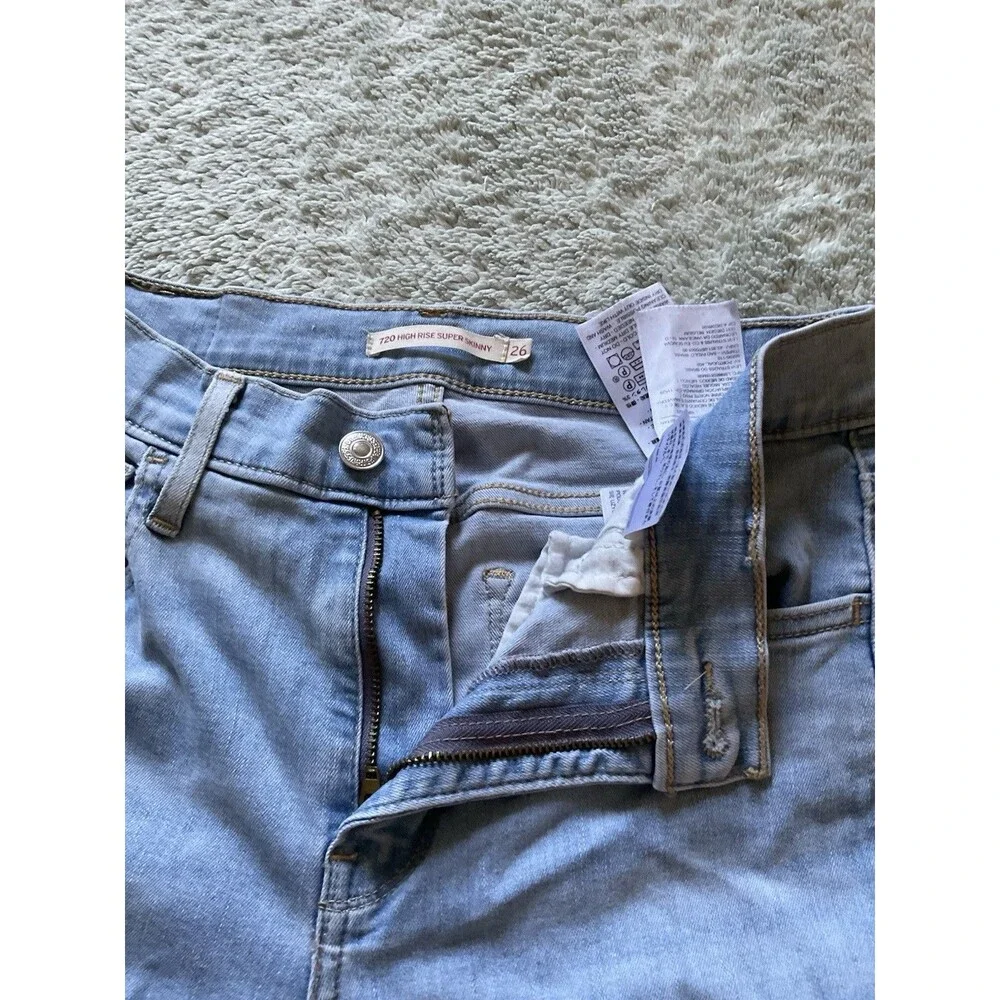 Levis 720 High Rise Super Skinny . Faded. Distressed. The Perfect Jean. So 26